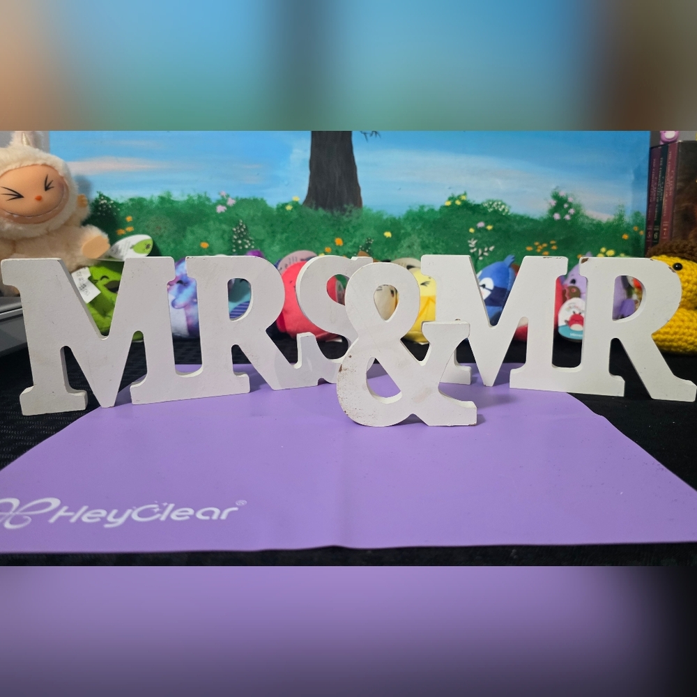 White 'Mr & Mrs' Decorative Sign
